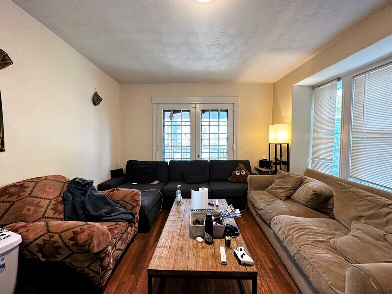 Primary Photo - 229 Chestnut Hill Ave