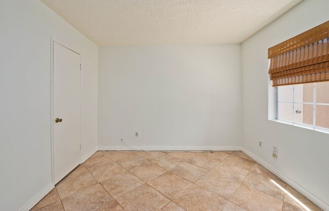 Building Photo - Briarcliffe Townhouse Updated Inside and Out