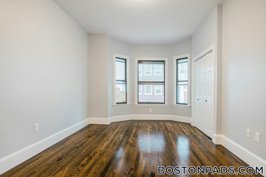 Building Photo - 344 Saratoga St