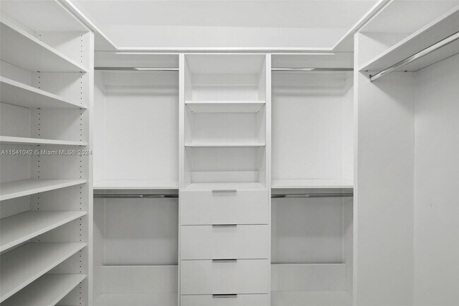Building Photo - 1224 Country Club Prado
