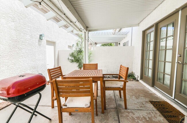 Building Photo - Cute FURNISHED 2 Bedroom Condo FOR RENT!