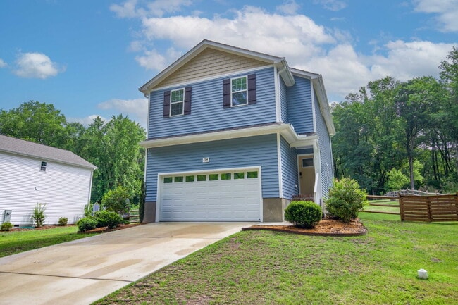 Building Photo - Charming 3-bedroom, 2.5-bath home nestled in the heart of Carthage