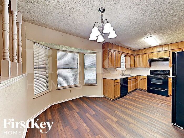 Building Photo - 8213 Meadowbrook Dr