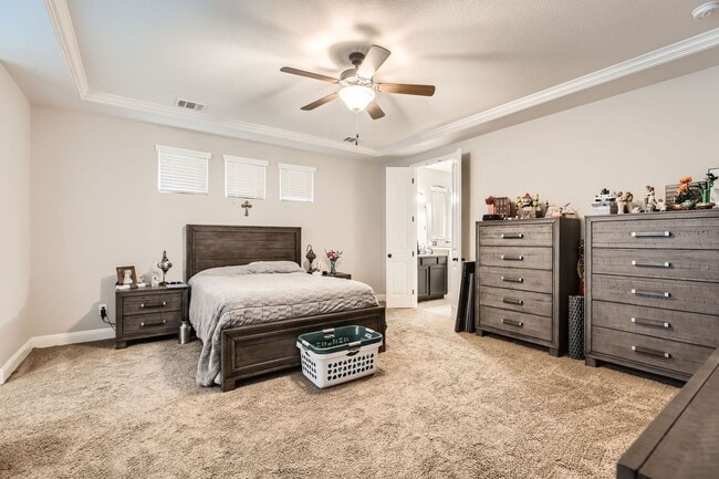 Building Photo - 5 Bedrooms and 3+ Living Spaces!