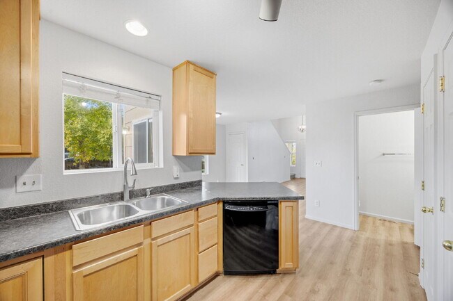Building Photo - 2 bed/ 2.5 bath duplex in established neighborhood with corner lot
