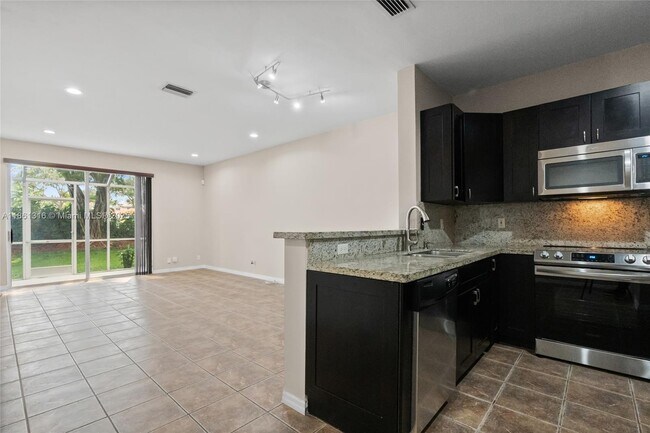 Building Photo - 2082 Madeira Dr