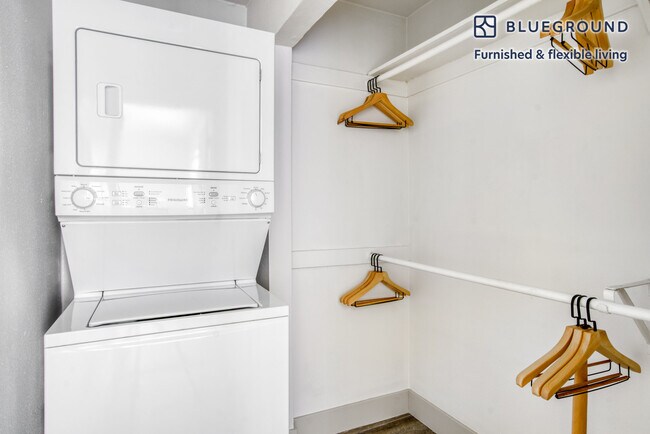 Building Photo - 601 Almarida Dr