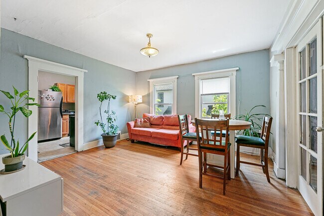 Living room - 520 5th Ave SE