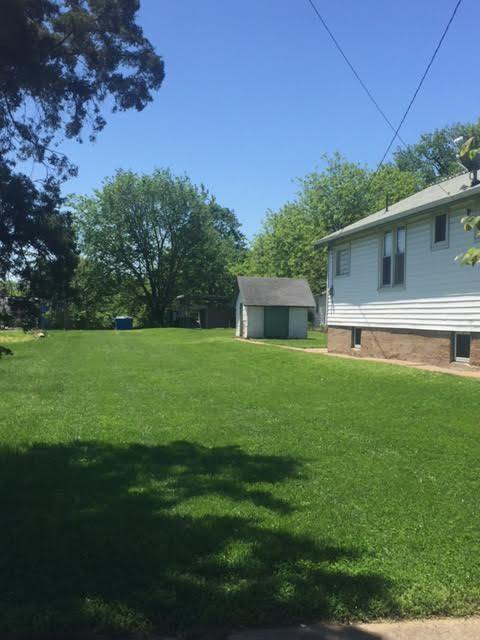 Building Photo - Spacious 2 Bed/1 Bath! Updated Kitchen! Hardwood Floors!