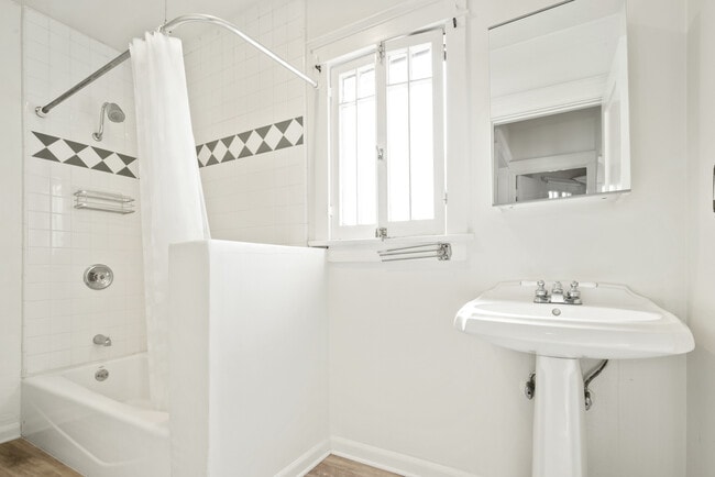 Building Photo - 321 Market St