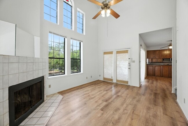 Building Photo - FABULOUS walkable/bikeable 3BR with parkin...