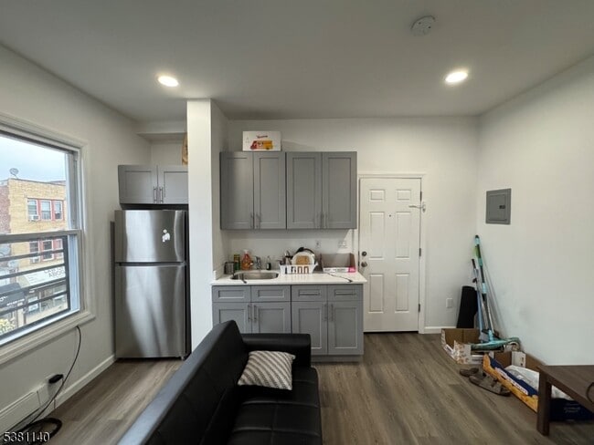 Building Photo - 76 Market St