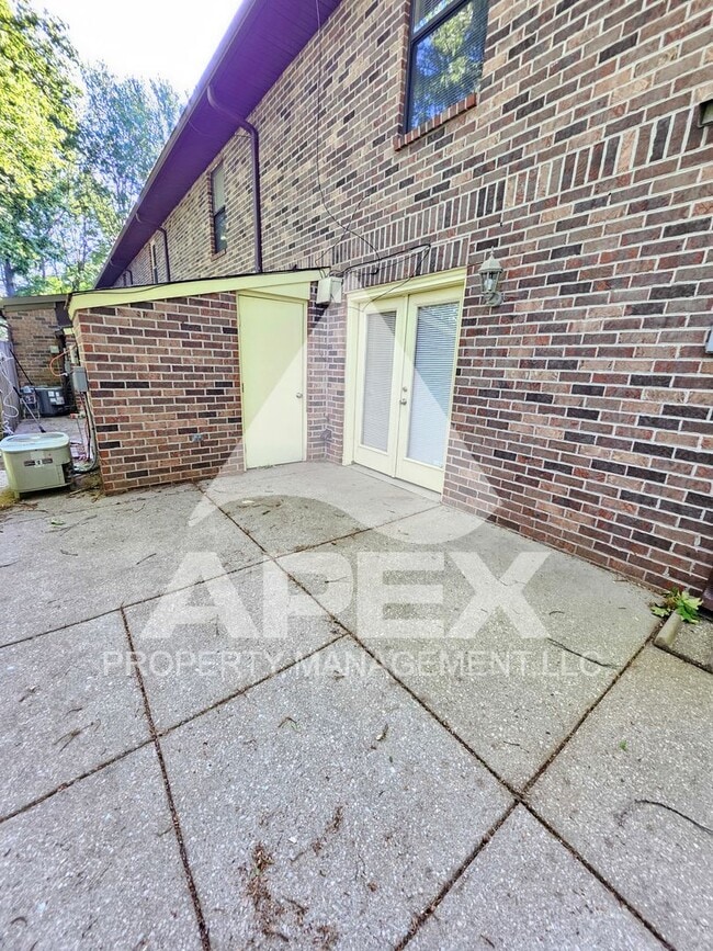 Building Photo - Spacious 2-Bdrm 1.5 Ba Townhouse style Condo in West Knoxville! End Unit!