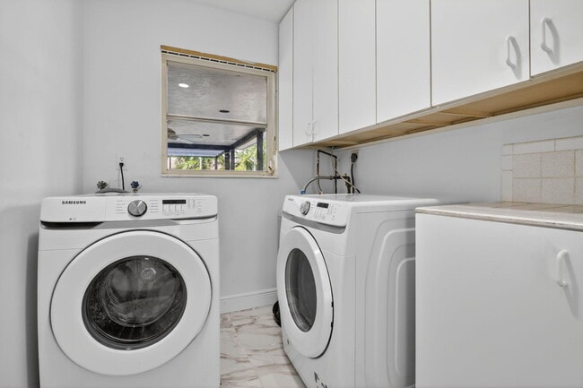 Building Photo - 5731 NE 17th Terrace