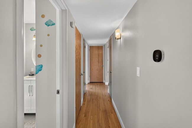 Building Photo - Spacious 4-Bed Oasis with 2 Full Baths