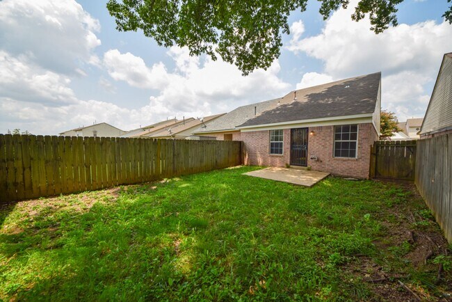 Building Photo - UPDATED and cute 2 bed 2 bath home.