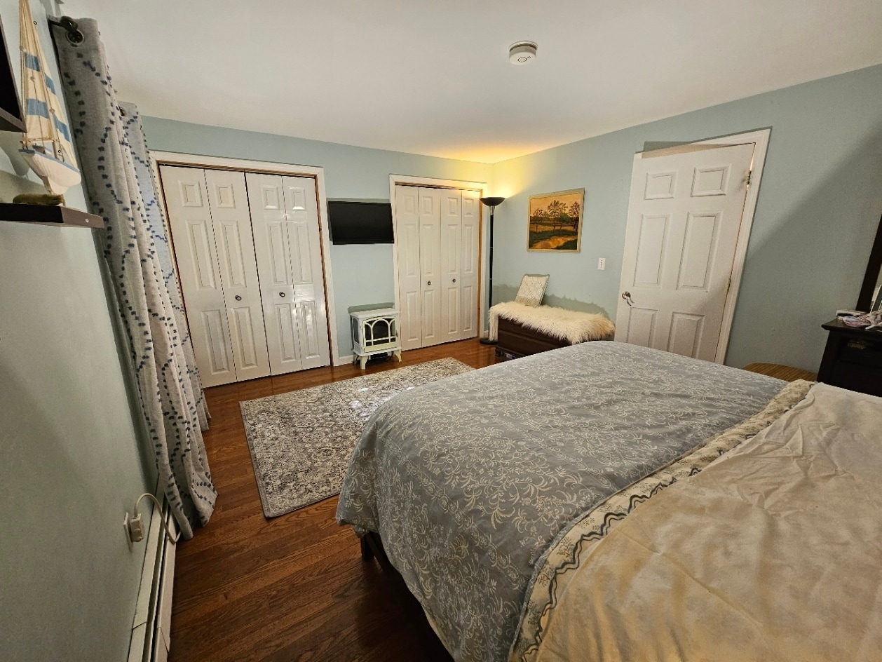 Master Bedroom - 11 Laurel Ln
