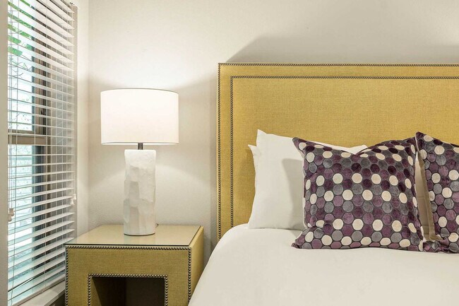 Building Photo - 2505 Thornton Rd