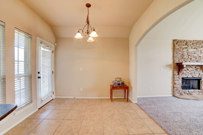 Building Photo - Tulsa Beauty Available Beginning of Januar...