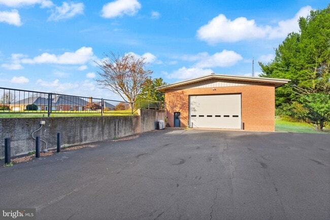 Building Photo - 318 Evergreen Mills Rd