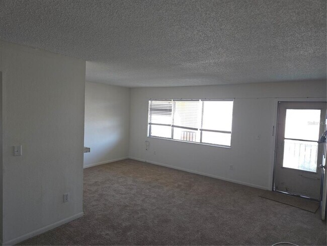 Building Photo - 2525 W Bay Dr