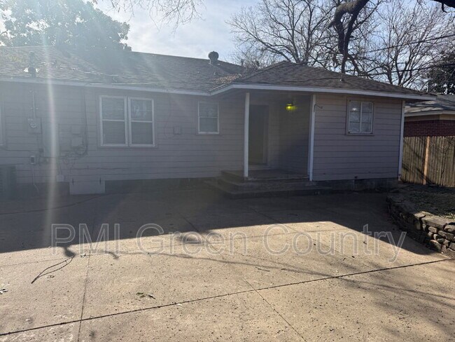 Building Photo - 1127 E 53rd Pl