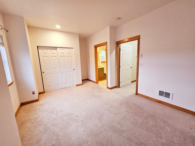 Building Photo - Lovely 2 Bedroom Townhouse Within Walking Distance to Historic Downtown Poulsbo
