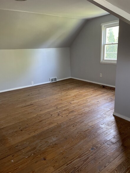 Upstairs Bedroom - 5606 Dunham Rd