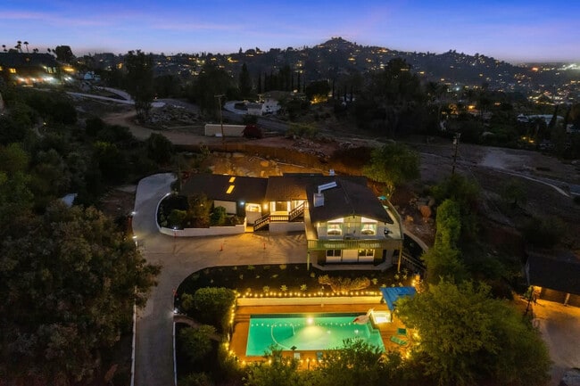 Building Photo - 5048 Bluff Pl