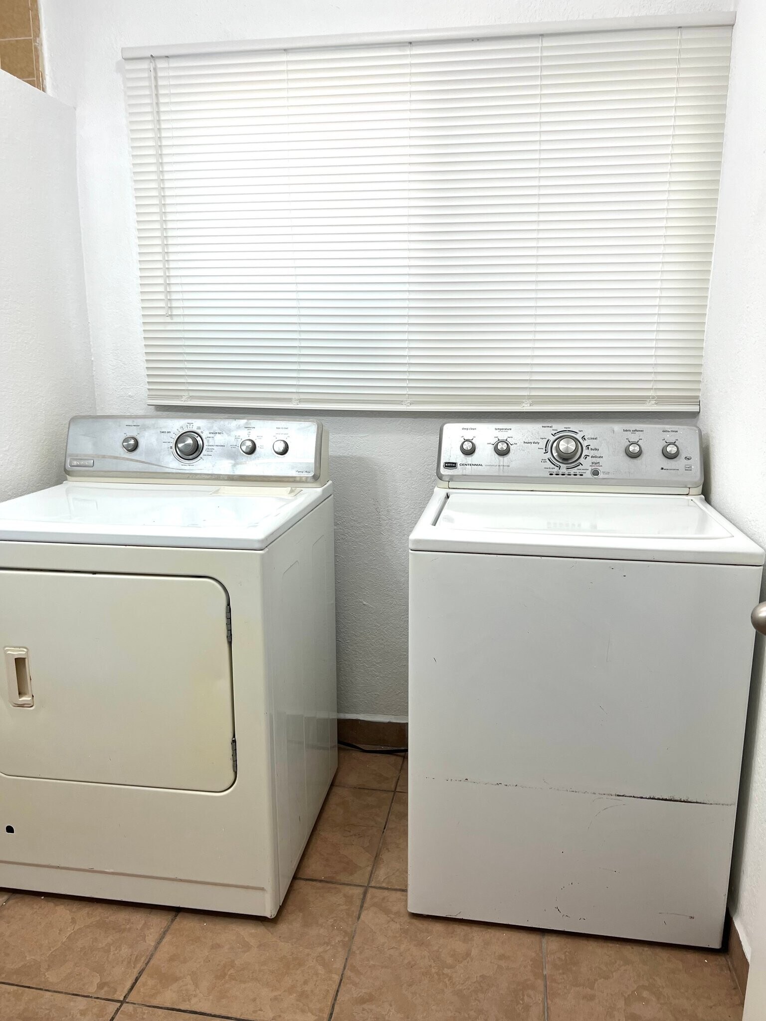 Building Photo - 606 W 4th Ave