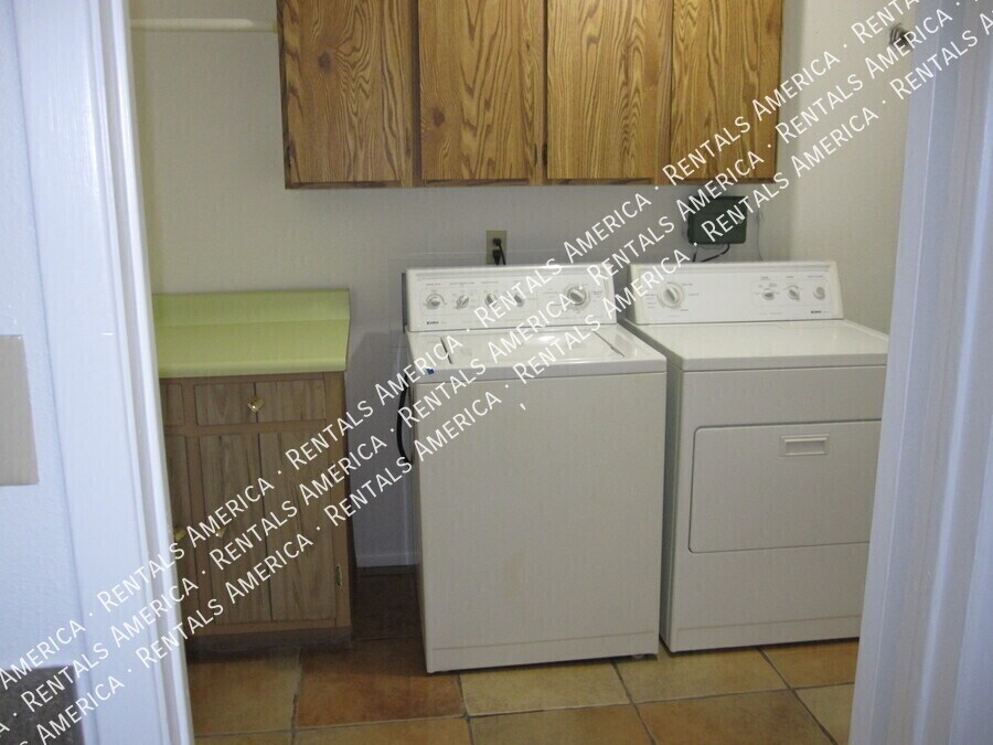 Building Photo - 1028 E Paradise Ln