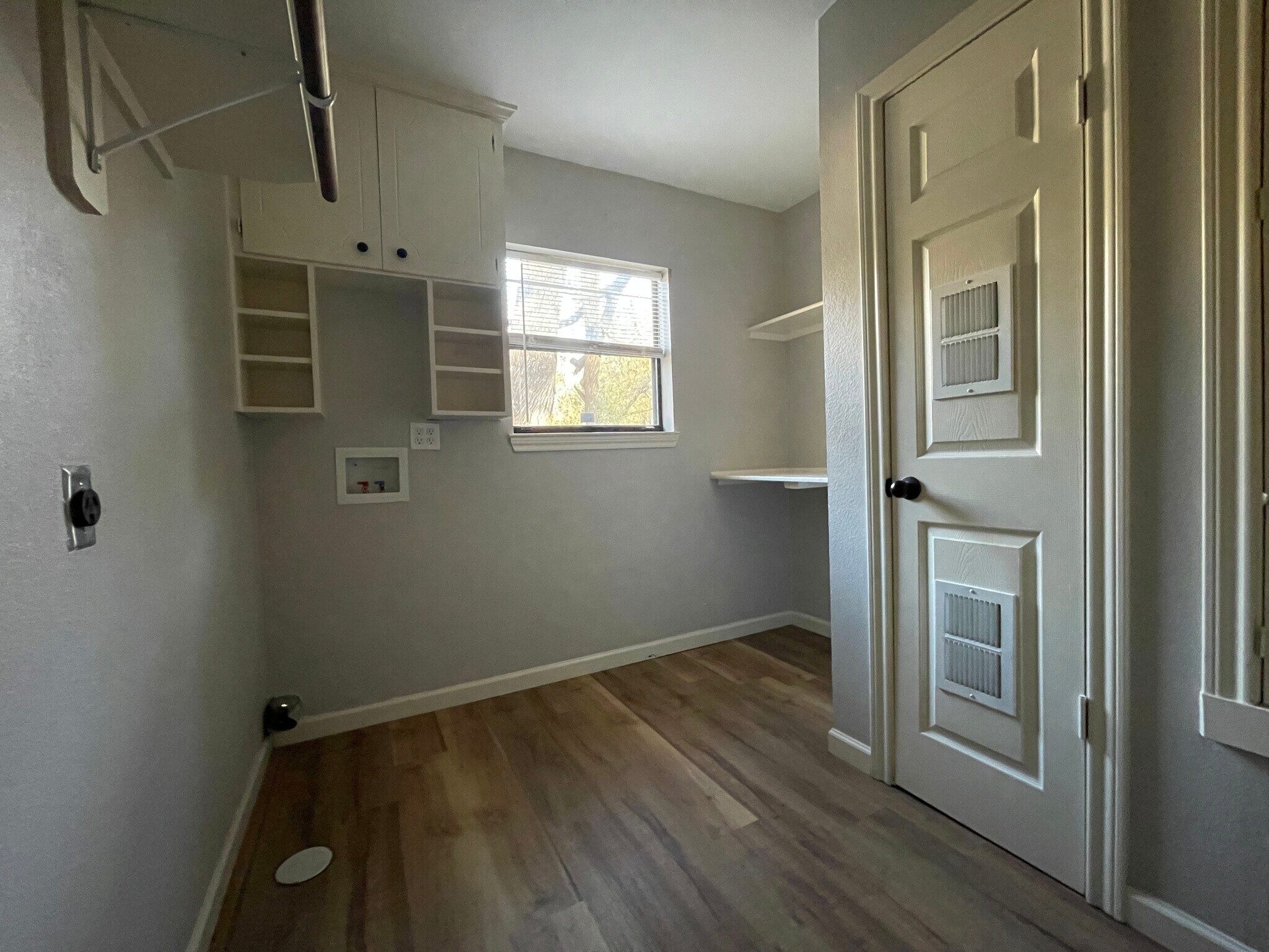 Building Photo - 207 N Bermuda St