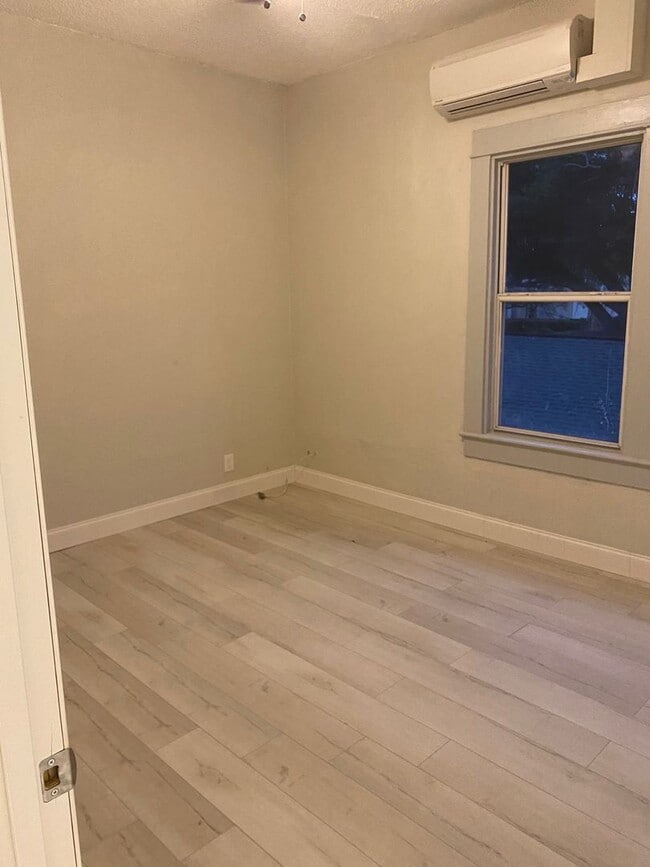 Building Photo - CHARMING 2 BEDROOM 1 BATH APARTMENT HOME - $500 OFF FIRST MONTH RENT!