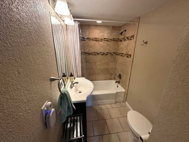 Building Photo - Fantastic Home in City Park North - Has it...