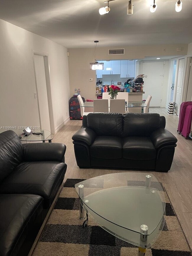 Building Photo - 100 Lakeview Dr