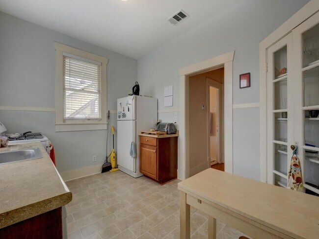 Building Photo - 601 Bellevue Pl