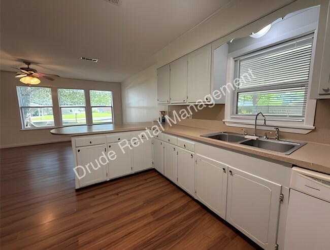 Building Photo - Cozy Charming Country Home