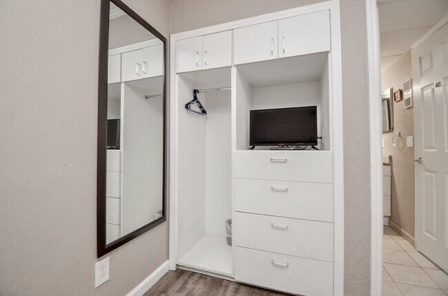 Building Photo - 6102 Seawall Blvd