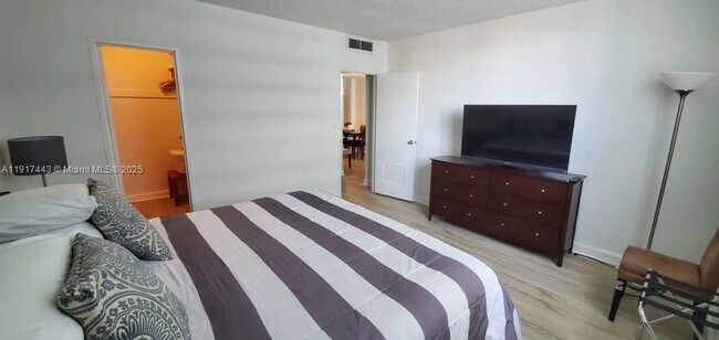 Building Photo - 4001 S Ocean Dr