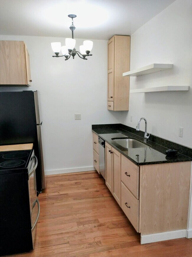 Building Photo - 2425 N Clybourn Ave