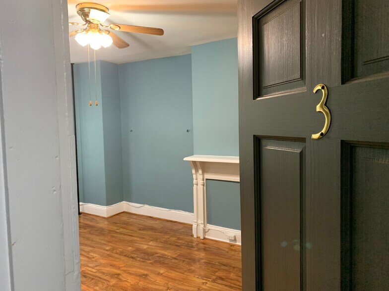 Entrance 3 - 1827 Swann St NW