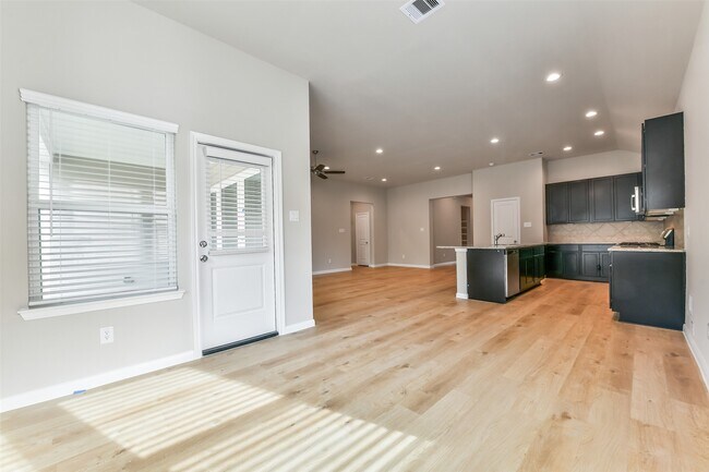 Building Photo - 3915 Sugardale St