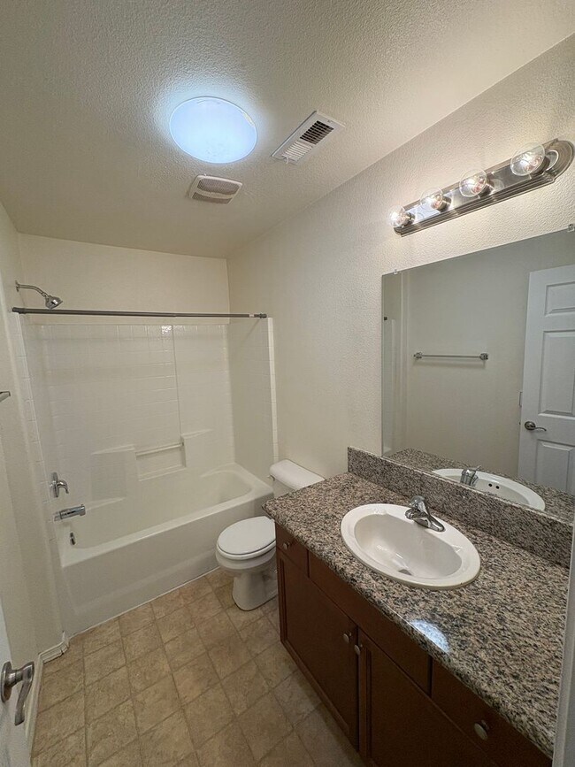 Building Photo - Charming apartment home located on Bella Oaks Drive! Available Now!