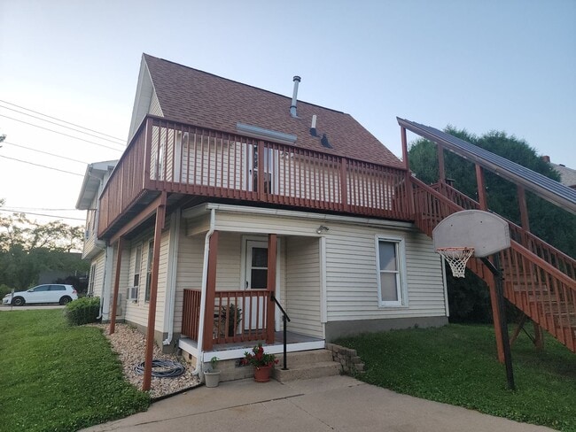 Building Photo - NEWLY updated 2 bedroom duplex