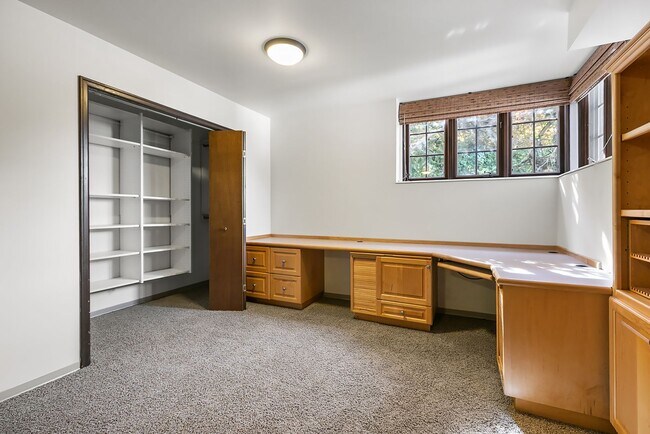 Building Photo - Normandy Park House: Picturesque Views, Sp...