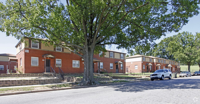 Primary Photo - Hillside Court Apartments