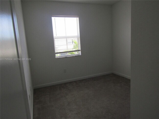 Building Photo - 1414 SE 26th Ter