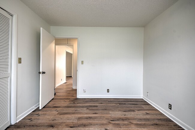 Building Photo - 424 W Maple St