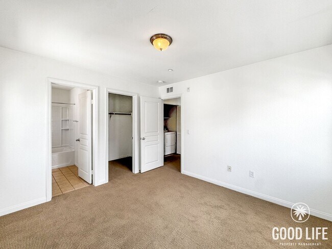 Building Photo - Beautiful 2B/2.5BA Townhouse in Oceanside w/ Washer/Dryer, Attached Garage, and AC!