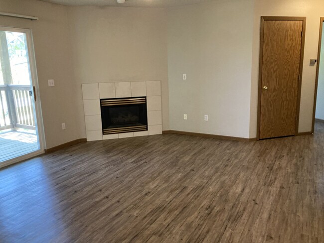 Building Photo - East side 2 bedroom Condo in Iowa City. Ga...